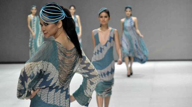Fashion parade 'Ethnic Eloquent' di acara Indonesia Fashion week 2014, di Jakarta, Kamis (20/2). Tema yang diusung kali ini lebih menonjolkan kain khas seperti batik dan ulos. [MATAMATA/ Adrian Mahakam]