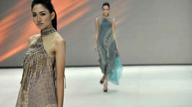 Fashion parade 'Ethnic Eloquent' di acara Indonesia Fashion week 2014, di Jakarta, Kamis (20/2). Tema yang diusung kali ini lebih menonjolkan kain khas seperti batik dan ulos. [MATAMATA/ Adrian Mahakam]