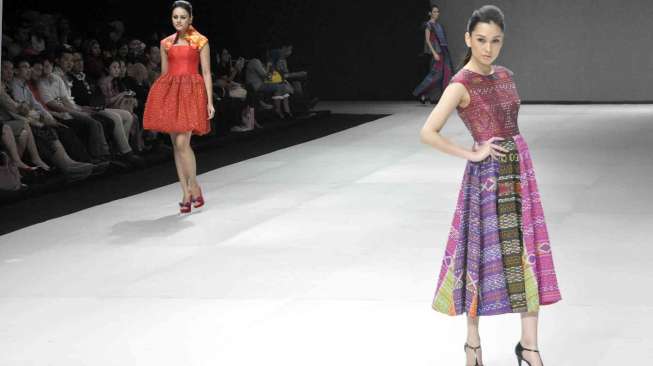 Fashion parade 'Ethnic Eloquent' di acara Indonesia Fashion week 2014, di Jakarta, Kamis (20/2). Tema yang diusung kali ini lebih menonjolkan kain khas seperti batik dan ulos. [MATAMATA/ Adrian Mahakam]