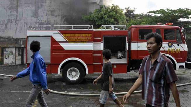 Kebakaran Gedung Utrindo di Jalan Wahid Hasyim, Jakarta Pusat, Jumat (21/2). Diduga kebakaran terjadi karena hubungan arus pendek listrik. [MATAMATA/Adrian Mahakam]