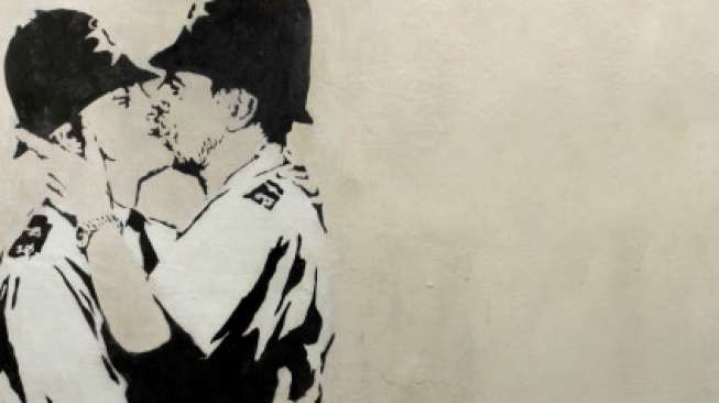  Foto Polisi Gay Berciuman Terjual Rp6,7 Miliar