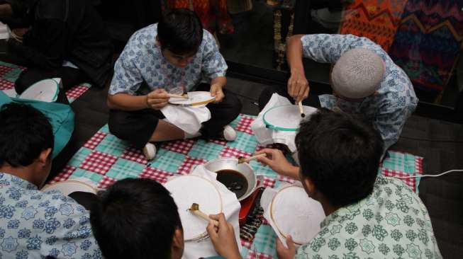 Anak-anak Belajar Membatik di Galeri Indonesia Kaya