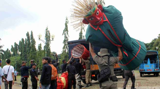 Razia Pedagang Kaki Lima (PKL) di area Monumen Nasional (Monas), Jakarta Pusat, Minggu (23/2). [Bowo Raharjo]