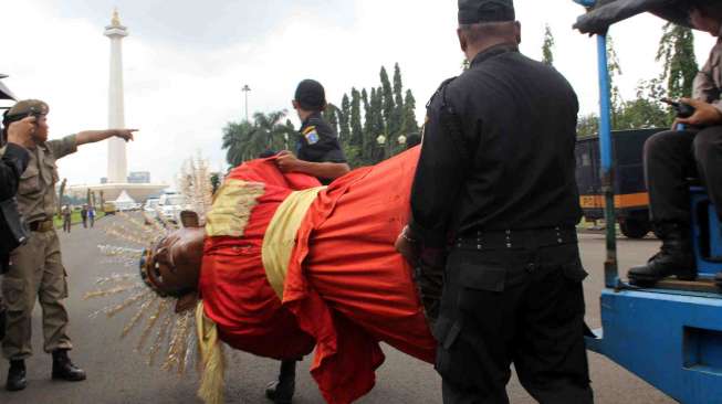 Razia Pedagang Kaki Lima (PKL) di area Monumen Nasional (Monas), Jakarta Pusat, Minggu (23/2). [Bowo Raharjo]
