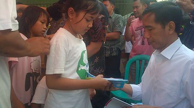 Jokowi Bagikan Buku Bertuliskan KJP