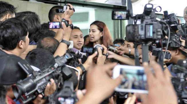 Catherine Wilson selesai diperiksa di gedung KPK, Jakarta, Senin (24/2). Keket, panggilan akrabnya diperiksa sebagai saksi terkait kasus pencucian uang Tubagus Chaeri Wardana. [MATAMATA/ Adrian Mahakam]