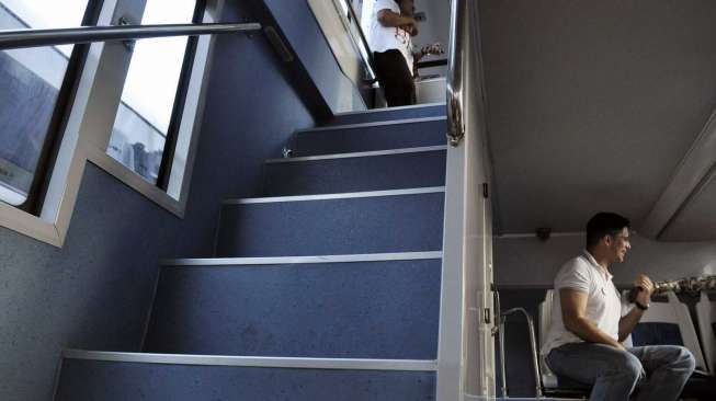 Bus tingkat khusus pariwisata di Halte Bundaran Hotel Indonesia, Jakarta, Senin (24/2). Saat ini baru tersedia 5 unit bus, dan tidak dipungut biaya hingga 3 bulan mendatang untuk berkeliling Menikmati ikon Jakarta. [MATAMATA/ Adrian Mahakam]