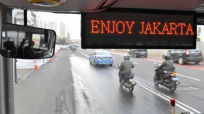 Bus tingkat khusus pariwisata di Halte Bundaran Hotel Indonesia, Jakarta, Senin (24/2). Saat ini baru tersedia 5 unit bus, dan tidak dipungut biaya hingga 3 bulan mendatang untuk berkeliling Menikmati ikon Jakarta. [MATAMATA/ Adrian Mahakam]