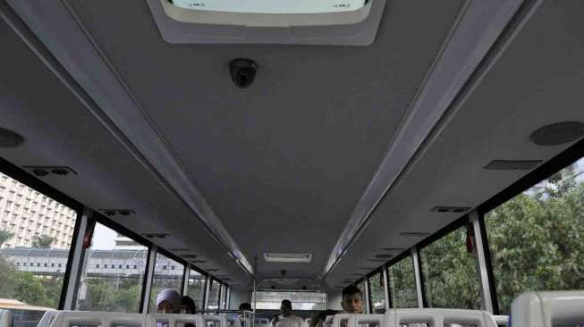 Bus tingkat khusus pariwisata di Halte Bundaran Hotel Indonesia, Jakarta, Senin (24/2). Saat ini baru tersedia 5 unit bus, dan tidak dipungut biaya hingga 3 bulan mendatang untuk berkeliling Menikmati ikon Jakarta. [MATAMATA/ Adrian Mahakam]