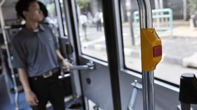 Bus tingkat khusus pariwisata di Halte Bundaran Hotel Indonesia, Jakarta, Senin (24/2). Saat ini baru tersedia 5 unit bus, dan tidak dipungut biaya hingga 3 bulan mendatang untuk berkeliling Menikmati ikon Jakarta. [MATAMATA/ Adrian Mahakam]