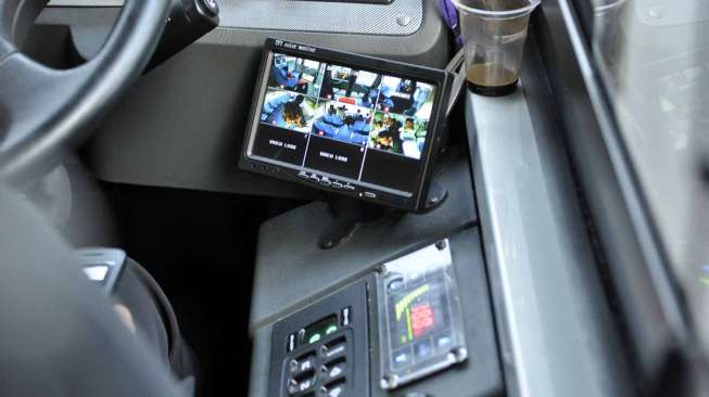 Bus tingkat khusus pariwisata di Halte Bundaran Hotel Indonesia, Jakarta, Senin (24/2). Saat ini baru tersedia 5 unit bus, dan tidak dipungut biaya hingga 3 bulan mendatang untuk berkeliling Menikmati ikon Jakarta. [MATAMATA/ Adrian Mahakam]