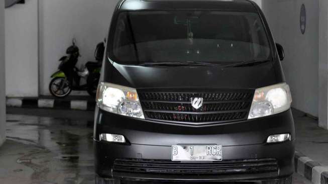 AQJ datang memenuhi panggilan Pengadilan Negeri Jakarta Timur untuk diperiksa, Jakarta, Selasa (25/2). AQJ disidang atas kecelakaan yang menewaskan 6 orang di tol Jagorawi. [MATAMATA/ Adrian Mahakam]