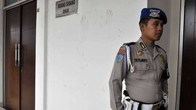 AQJ datang memenuhi panggilan Pengadilan Negeri Jakarta Timur untuk diperiksa, Jakarta, Selasa (25/2). AQJ disidang atas kecelakaan yang menewaskan 6 orang di tol Jagorawi. [MATAMATA/ Adrian Mahakam]