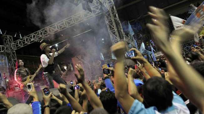 Gubernur DKI Jakarta, Jokowi hadir dalam acara ulang tahun Serikat Pekerja Seluruh Indonesia (SPSI) ke 41 di Istora Senayan, Jakarta, Selasa (25/2). [MATAMATA/ Adrian Mahakam]