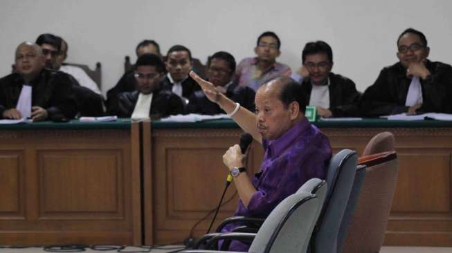 Ekspresi Sutan Bhatoegana sebagai saksi dalam persidangan kasus suap mantan Kepala SKK Migas Rudi Rubiandini di Pengadilan Tipikor Jakarta, Selasa (25/2). [Bowo Raharjo]