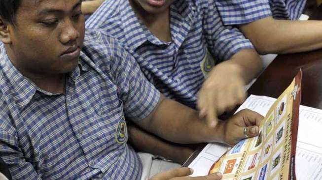 Sosialisasi Pemilu Oleh KPU Jakarta Barat untuk penyandang disabilitas di SLB Pangudi Luhur Jakarta Barat, Rabu, (26/2). [MATAMATA/ Adrian Mahakam]