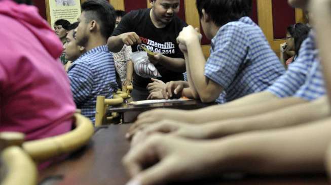 Sosialisasi Pemilu Oleh KPU Jakarta Barat untuk penyandang disabilitas di SLB Pangudi Luhur Jakarta Barat, Rabu, (26/2). [MATAMATA/ Adrian Mahakam]