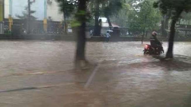 Banjir 20 Cm Genangi Jalan Sudirman
