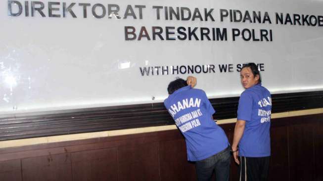 Lebih dari 8 Karung besar berisikan Ganja kering dipapar di Direktorat TIPID Narkoba. Selain Ganja kering terdapat dua handpone barang bukti milik tersangka, Kamis, (27/2). [MATAMATA/Bowo Raharjo]