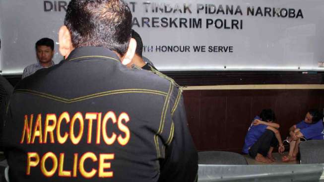 Lebih dari 8 Karung besar berisikan Ganja kering dipapar di Direktorat TIPID Narkoba. Selain Ganja kering terdapat dua handpone barang bukti milik tersangka, Kamis, (27/2). [MATAMATA/Bowo Raharjo]