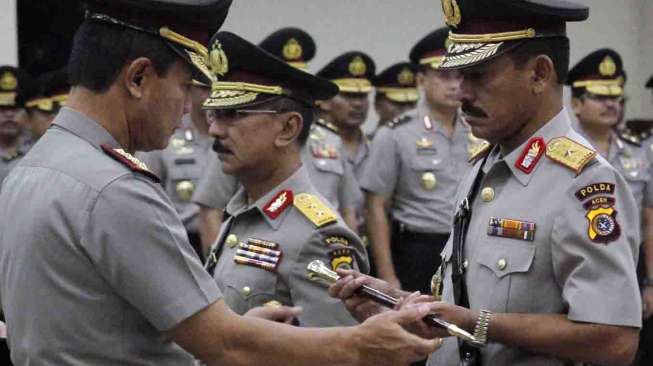 Kapolri Jendral Pol Sutarman (kiri) memberikan tongkat komando kepada Kapolda Aceh yang baru Brigjen Pol Husein Hamidi pada upacara serah terima jabatan (Sertijab) di Mabes Polri Jakarta, Jumat (28/2). [MATAMATA/Adrian Mahakam]