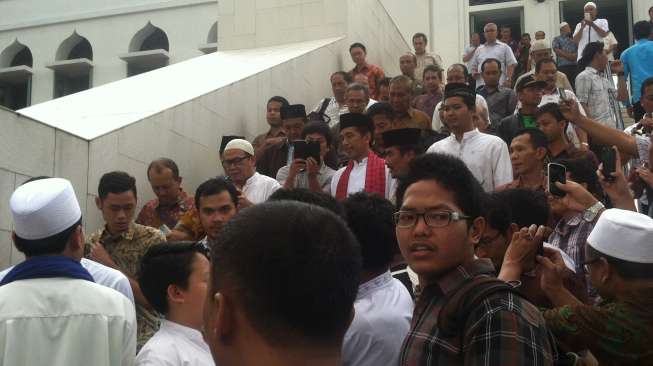  Salat di Masjid Al Azhar, Jokowi &#039;Dikepung&#039; Anak-anak
