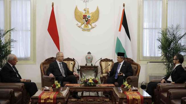 Presiden Susilo Bambang Yudhoyono menerima kunjungan kenegaraan Perdana Menteri Palestina Rami Hamdallah di Istana Merdeka, Jakarta, Jumat (28/2). [Rumgapres/Abror]