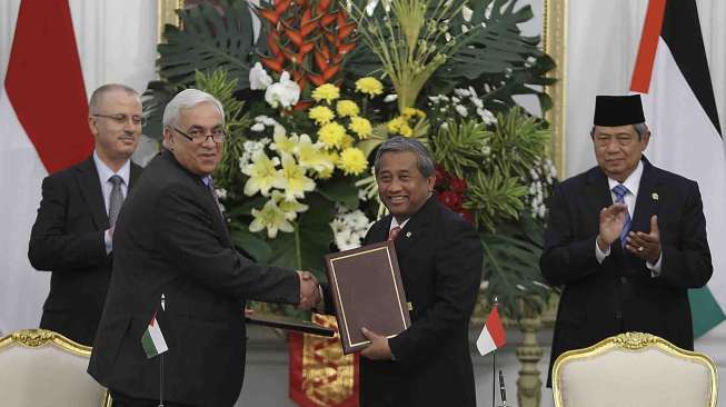 Presiden Susilo Bambang Yudhoyono menerima kunjungan kenegaraan Perdana Menteri Palestina Rami Hamdallah di Istana Merdeka, Jakarta, Jumat (28/2). [Rumgapres/Abror]