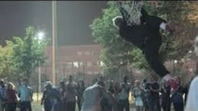 Video: Wow, Dua Kakek Ini Jago "Slam Dunk" dan "3 Points"
