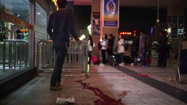 Ceceran darah di TKP setelah terjadi serangan yang dilakukan kelompok bersenjata di di stasiun kereta Kunming, Yunnan, Cina (1/3).  REUTERS/Stringer