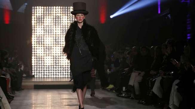 Seorang model memperagakan kreasi  disainer  asal Inggris, Vivienne Westwood, di Paris Fashion Week 2014, Sabtu (1/3). REUTERS/Gonzalo Fuentes