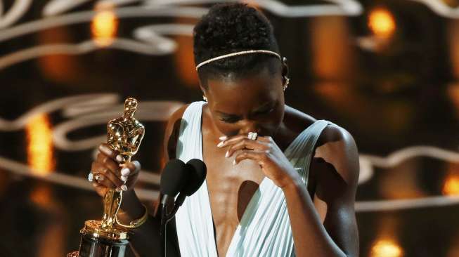 Lupita Nyong'o Kalahkan Julia Robert