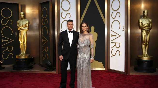 Angelina Jolie Tampil Gemerlap dalam Warna Silver
