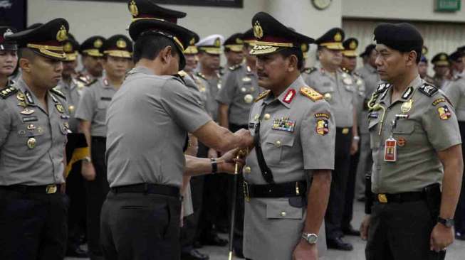 Upacara serah terima jabatan Wakapolri di ruangan Rupatama Mabes Polri, Jakarta, Selasa (4/3). Komisaris Jenderal Polisi Badrodin Haiti menggantikan Komisaris Jenderal Polisi Oegroseno sebagai Wakapolri. [MATAMATA/Adrian Mahakam]