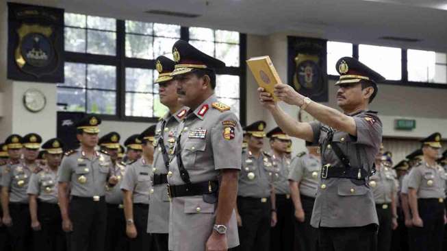 Upacara serah terima jabatan Wakapolri di ruangan Rupatama Mabes Polri, Jakarta, Selasa (4/3). Komisaris Jenderal Polisi Badrodin Haiti menggantikan Komisaris Jenderal Polisi Oegroseno sebagai Wakapolri. [MATAMATA/Adrian Mahakam]