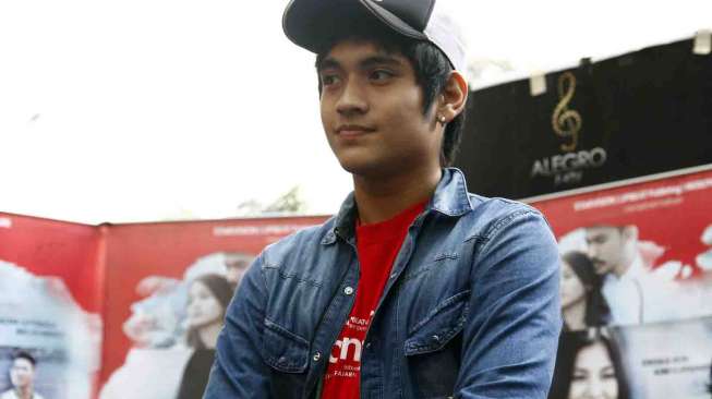 Dimas Anggara di sela acara konferensi pers film 'Aku Cinta Kamu' di Epicentrum Kuningan, Jakarta, Selasa (4/3). [MATAMATA/Adrian Mahakam]