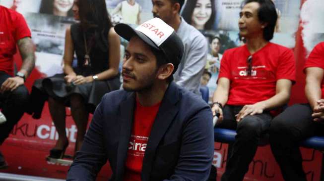 Fajar Nugros   di sela acara konferensi pers film 'Aku Cinta Kamu' di Epicentrum Kuningan, Jakarta, Selasa (4/3). [MATAMATA/Adrian Mahakam]