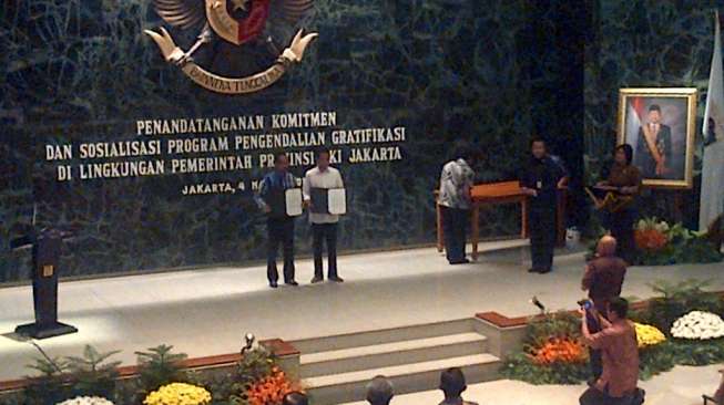 Laporan Gratifikasi Terbanyak, KPK Berikan Piagam ke Jokowi