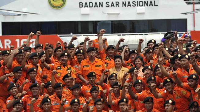 Presiden Susilo Bambang Yudhoyono (tengah) didampingi Ibu Negara Ani Yudhoyono berfoto bersama anggota Basarnas usai Apel Kesiapsiagaan Basarnas dan Potensi SAR di Pelabuhan Merak, Cilegon, Banten, Rabu (5/3).[ANTARA/Andika Wahyu]