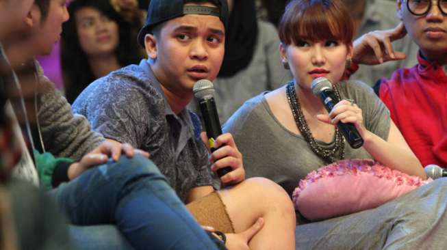 Ayu Ting Ting bersama Billy (pakai topi) tampil di acara Dahsyat (Foto: Yazir Farouk)