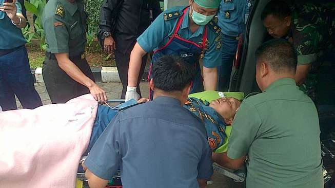Korban ledakan gudang amunisi TNI AL, Tanjung Priok, tiba di RS Mintoharjo, Jakarta, Rabu (5/3).[SUARA.COM/Bagus Santosa]
