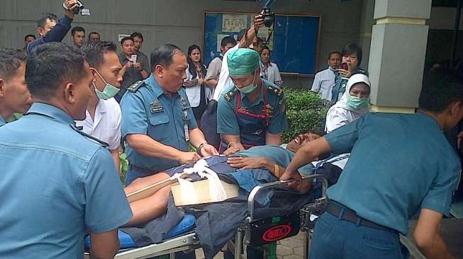 Korban ledakan gudang amunisi TNI AL, Tanjung Priok, tiba di RS Mintoharjo, Jakarta, Rabu (5/3).[SUARA.COM/Bagus Santosa]