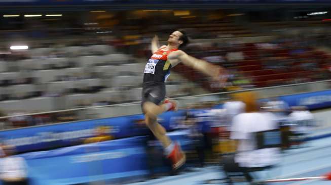 Atlet lompat jauh Jerman, Kai Kazmirek, di Kejuaraan Atletik Dunia, di ERGO Arena, Sopot, Polandia, Jumat (7/3/2014). (Reuters/ Kai Pfaffenbach)