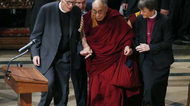 Dalai Lama tengah dipapah sejumlah orang saat menyambangi Gereja Katedral di Washington, AS, Jumat (7/3/2014). (Reuters/ Gary Cameron) 