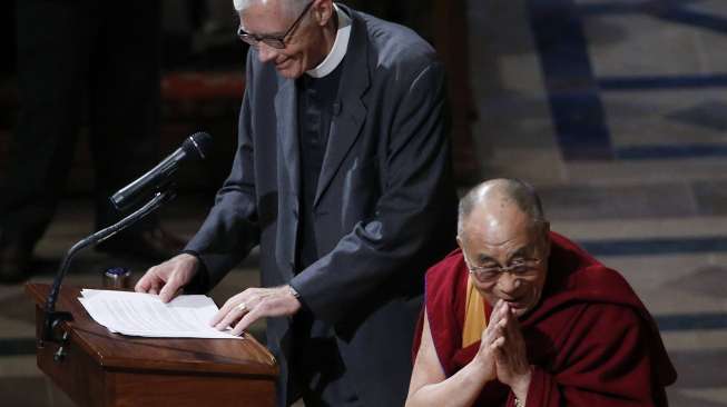 Dalai Lama menyampaikan salam kepada para pengunjung Gereja Katedral di Washington, AS, Jumat (7/3/2014). (Reuters/ Gary Cameron)