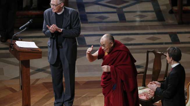 Dalai Lama menyampaikan salam kepada pengunjung Gereja Katedral di Washington DC, AS, Jumat (7/3/2014). (Reuters/ Gary Cameron)