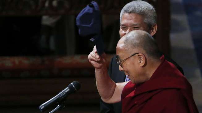 Dalai Lama mengenakan topi saat menjadi tamu di Gereja Katedral Washington DC, AS, Jumat (7/3/2014). (Reuters/ Gary Cameron)