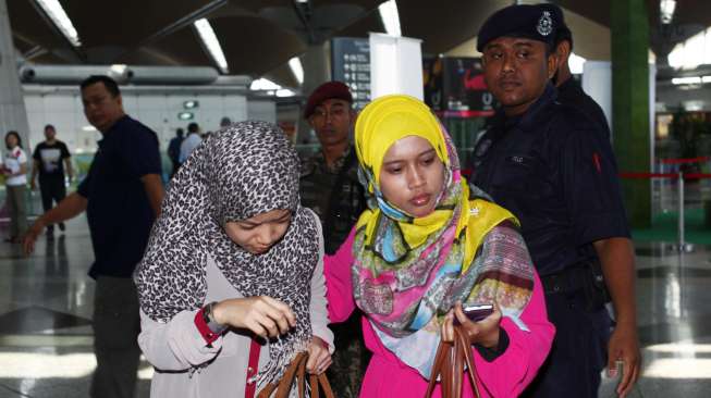 Kerabat penumpang pesawat Malaysia Airlines yang hilang datangi Bandara Internasional Kuala Lumpur di Sepang. (Reuters/Samsul Said)