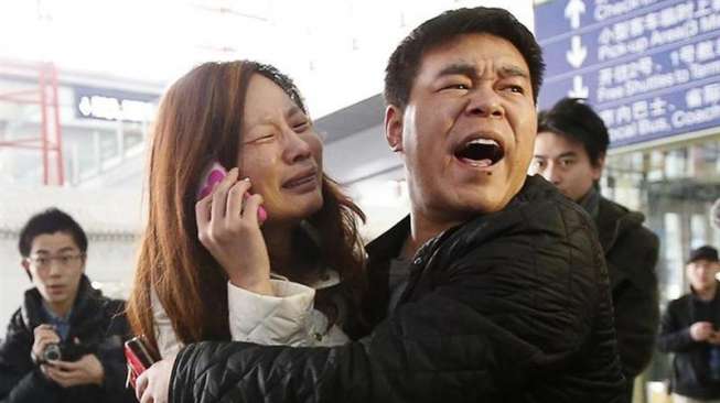 Seorang kerabat penumpang pesawat Malaysia Airlines di Bandara Internasional Beijing (Reuters/Kim Kyung-Hoon).