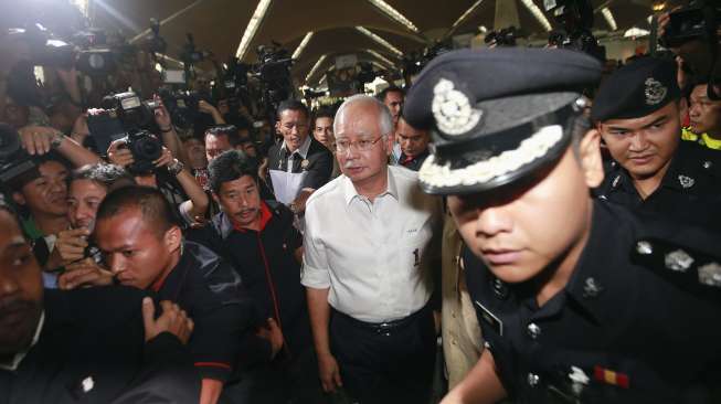 PM Malaysia Najib Razak menemui keluarga penumpang Malaysia Airlines. (Reuters/Samsul Said)